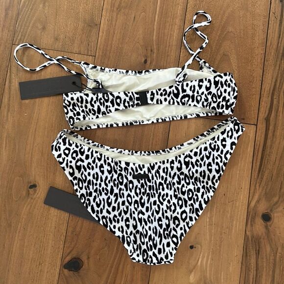 TRIANGL MICA NORMAL POWDER VELVET BLACK WHITE NEW WITH TAGS NO BAG - Picture 2 of 2